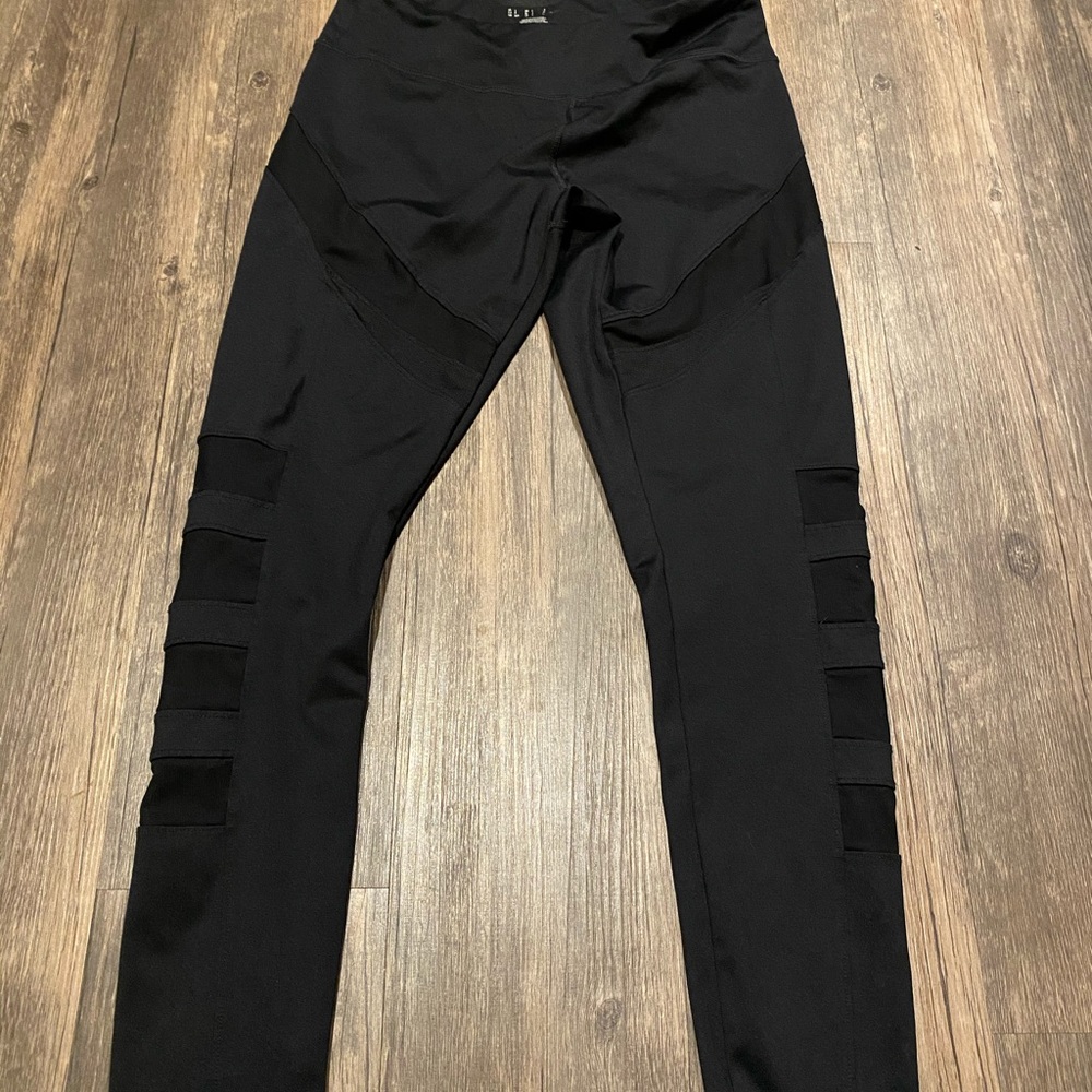 Leggings with mesh on the sides